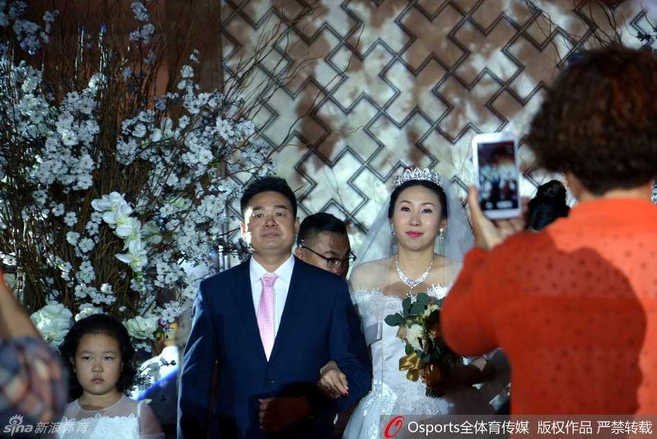 身披圣洁婚纱的苗立杰与身着军装的新郎胡海涛深情对视，两人眼中满是对未来生活的憧憬与甜蜜，背景的婚礼烛台更添浪漫氛围。