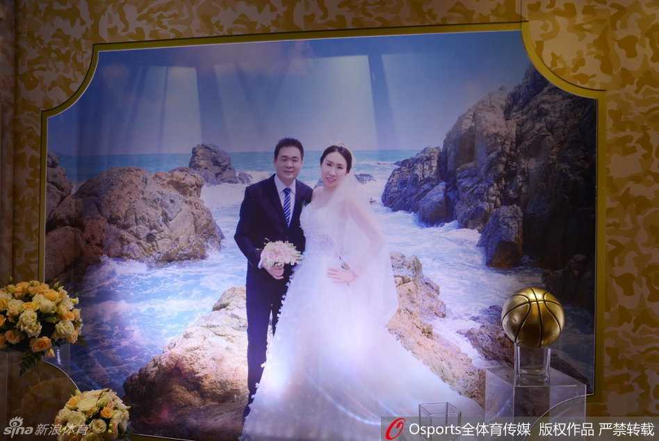 苗立杰夫妇与一众来宾在婚礼背景板前大合影，现场气氛热烈欢腾，每个人脸上都洋溢着喜悦，记录下这“高人一等”却同样温馨感人的难忘瞬间。