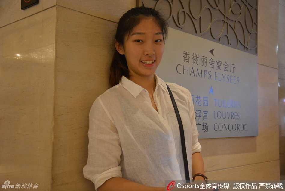 精心布置的婚宴桌牌上，除了娇艳的鲜花，还点缀着几个穿着迷你篮球服的小人偶，它们憨态可掬的模样仿佛是篮球小天使降临人间送祝福。