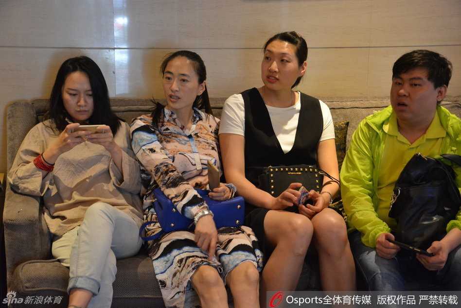 婚礼现场的角落里，摆放着苗立杰当年征战WNBA时穿过的萨克拉门托君主队8号球衣，这件承载着荣耀的战袍如今也来见证主人的幸福时刻。