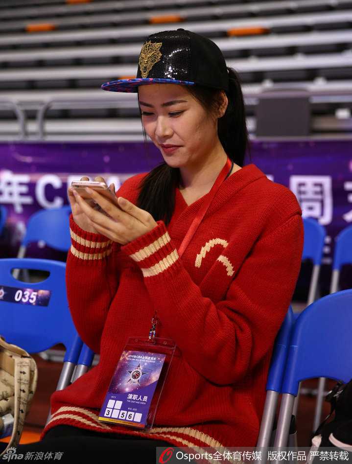 许诺手捧获赠的王治郅签名篮球，面对镜头露出惊喜而满足的甜蜜微笑，难掩心中的兴奋之情