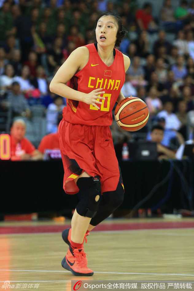 高大的内线屏障黄红玭在弧顶策应传球，她利用身高优势观察队友跑位，如同一座高塔般为球队的进攻梳理脉络。