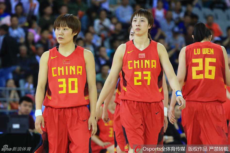 中国女篮将士们在赛前热身时神情专注，眼神中透露出必胜的决心与斗志。