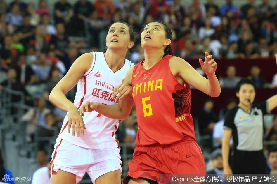 内线悍将孙梦然在篮下凭借强壮的身体倚住防守队员，强硬出手上篮，对抗激烈。