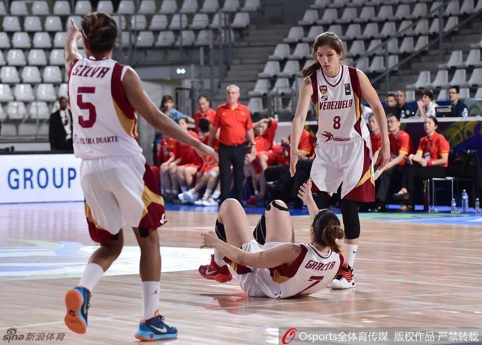 主教练宫鲁鸣在暂停期间手持战术板，神情专注地向弟子们面授机宜布置战术。