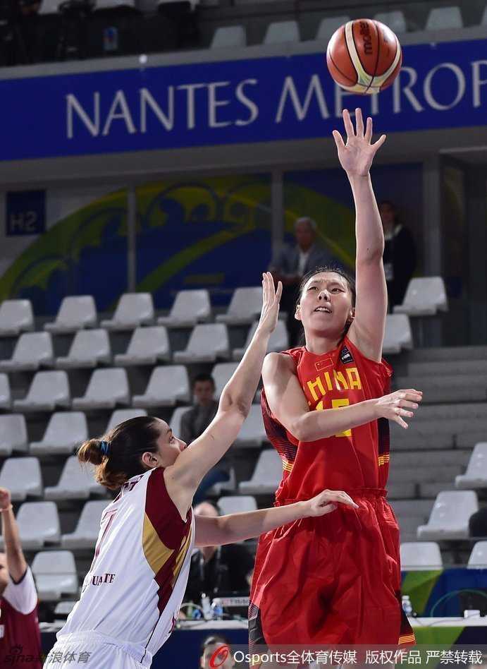 老将陈楠在禁区之内使出经典的转身勾手投篮，篮球在空中划出完美抛物线。