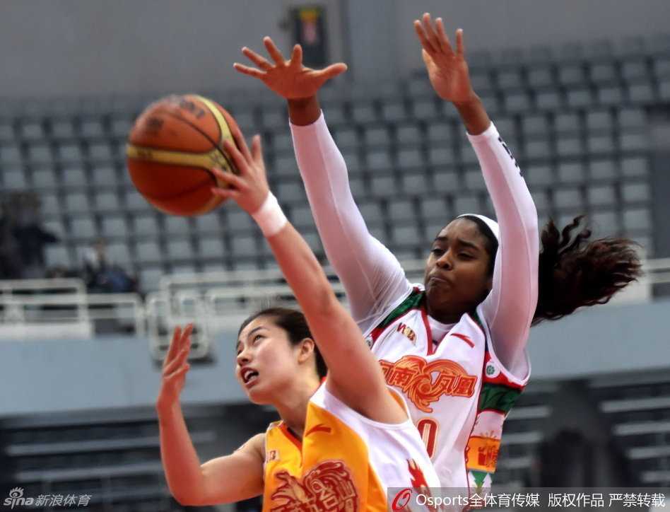 血染战袍亦不退！叶琳娜无视眼部伤痛，在戴头盔的北京队队员露雯面前奋力拼抢，每一次触球都仿佛在向世界宣告：伤病无法击倒真正的战士。