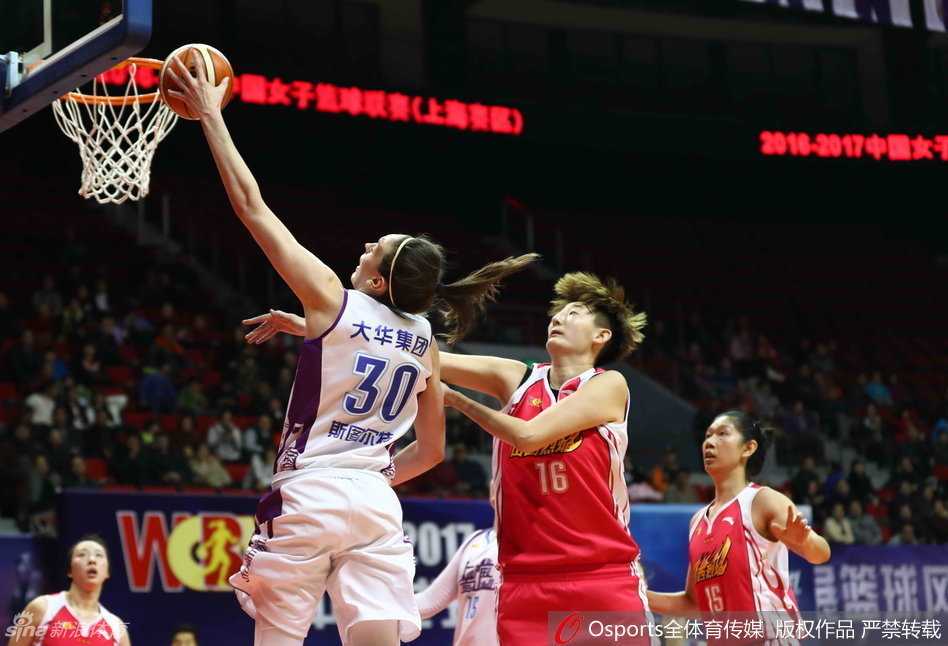 女篮烽火燃遍十二城 WCBA第21轮群雄逐鹿 四川女篮外援查尔斯在三人包夹中强行起跳,她用扎实的背部力量顶开防守者,完成了一记势大力沉的抛投,篮球越过八一队防守球员的指尖,在空中划出一道强劲的弧线落向篮筐。