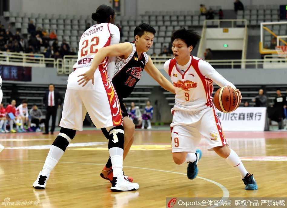 女篮烽火燃遍十二城 WCBA第21轮群雄逐鹿 河南队发动闪电反击,身穿深色球衣的队员如离弦之箭般持球推进,她无视前方的防守者,眼神坚毅地盯着篮筐,准备完成一次势在必得的单手上篮,整个球馆的空气仿佛都为此凝固。