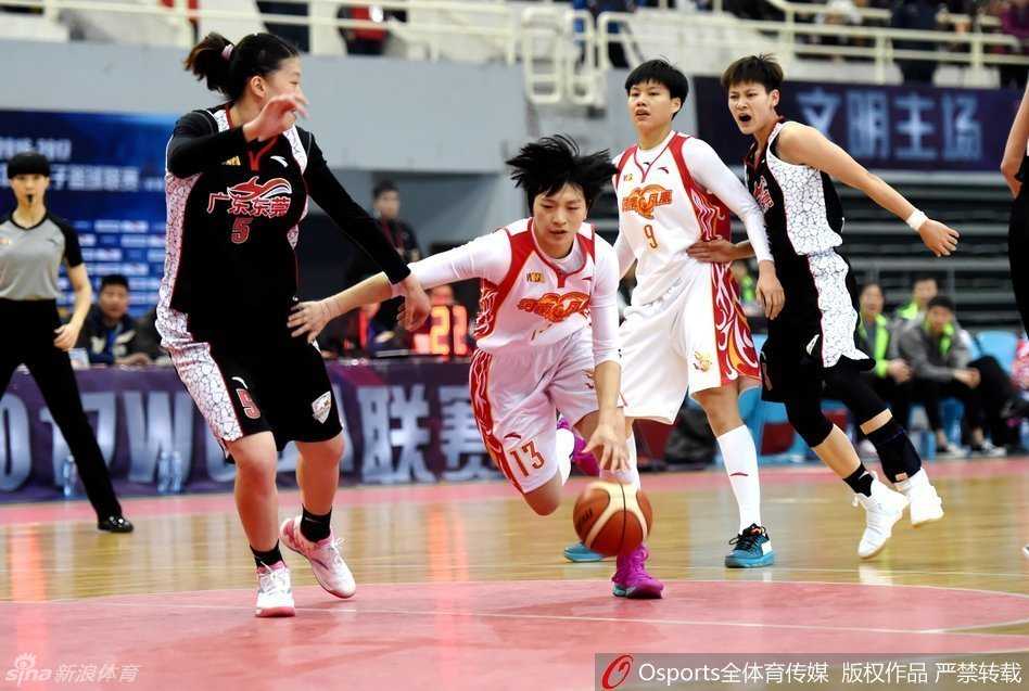 女篮烽火燃遍十二城 WCBA第21轮群雄逐鹿 四川队组织起半场阵地进攻,球员们通过连续的跑位和无球掩护创造机会,哈达迪在场边神情专注地注视着场上的一举一动,随时准备为队友的精彩表现起身喝彩。