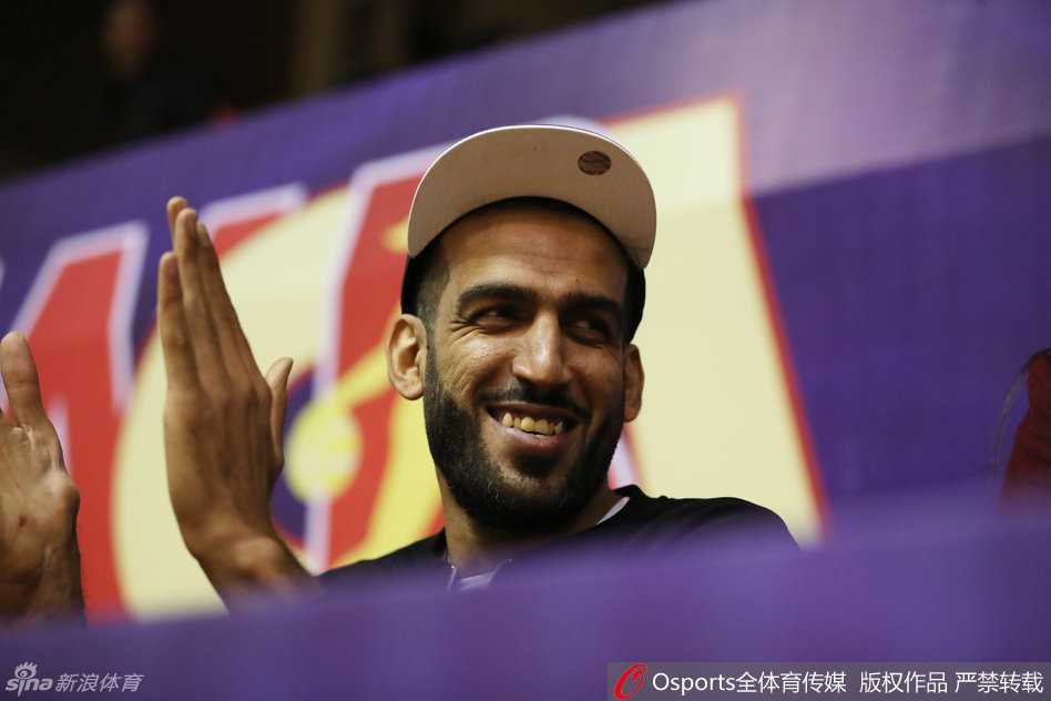 女篮烽火燃遍十二城 WCBA第21轮群雄逐鹿 上海队内线进攻展现出绝对的统治力,球员在三人合围中高高跃起,用一记招牌式的单手抛投将球送入网窝,防守者只能望球兴叹,这瞬间的力量与技巧令人叹为观止。