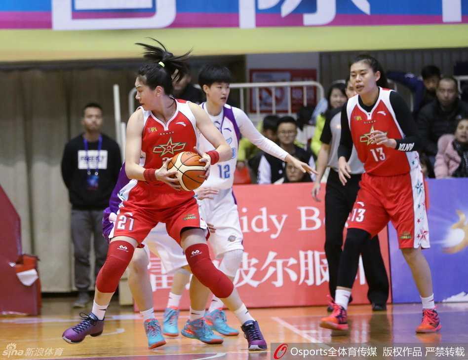 女篮烽火燃遍十二城 WCBA第21轮群雄逐鹿 八一队组织流畅进攻,白色球衣的控卫如同战场指挥官,以一记精准的击地传球撕开对手防线,队友心领神会顺势切入,整个战术配合如行云流水般赏心悦目。