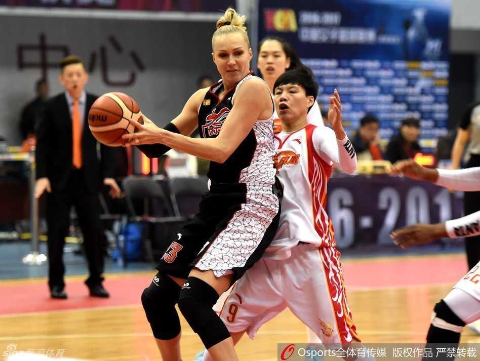 女篮烽火燃遍十二城 WCBA第21轮群雄逐鹿 广东队外援以一记极具想象力的击地传球撕裂河南队防线,皮球精准地从两名防守队员的缝隙中穿过,队友接球后轻松上篮得分,这一刻个人能力与团队配合达成了完美默契。