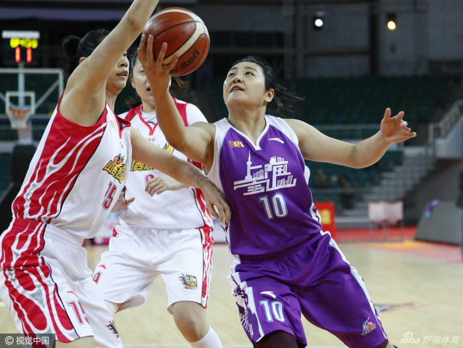 女篮烽火起龙城:山西烈焰竹叶青与上海宝山大华的宿命对决 开场跳球瞬间,山西队与上海队的球员高高跃起,指尖几乎同时触到皮球,如同两支离弦之箭,拉开了这场龙争虎斗的序幕。