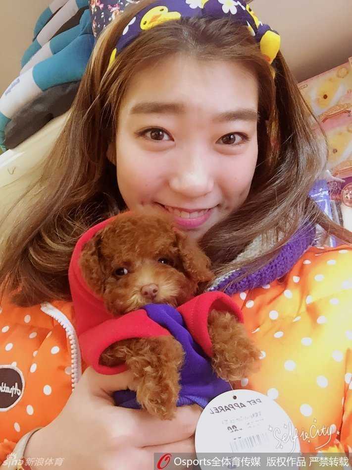 女篮王牌的另一面:李梦怀抱爱犬,赛场下的温柔时光 李梦怀抱小泰迪的生活照,她笑容明艳动人,人与宠物之间的温馨互动,完美诠释了这位女篮国手赛场外的柔情一面