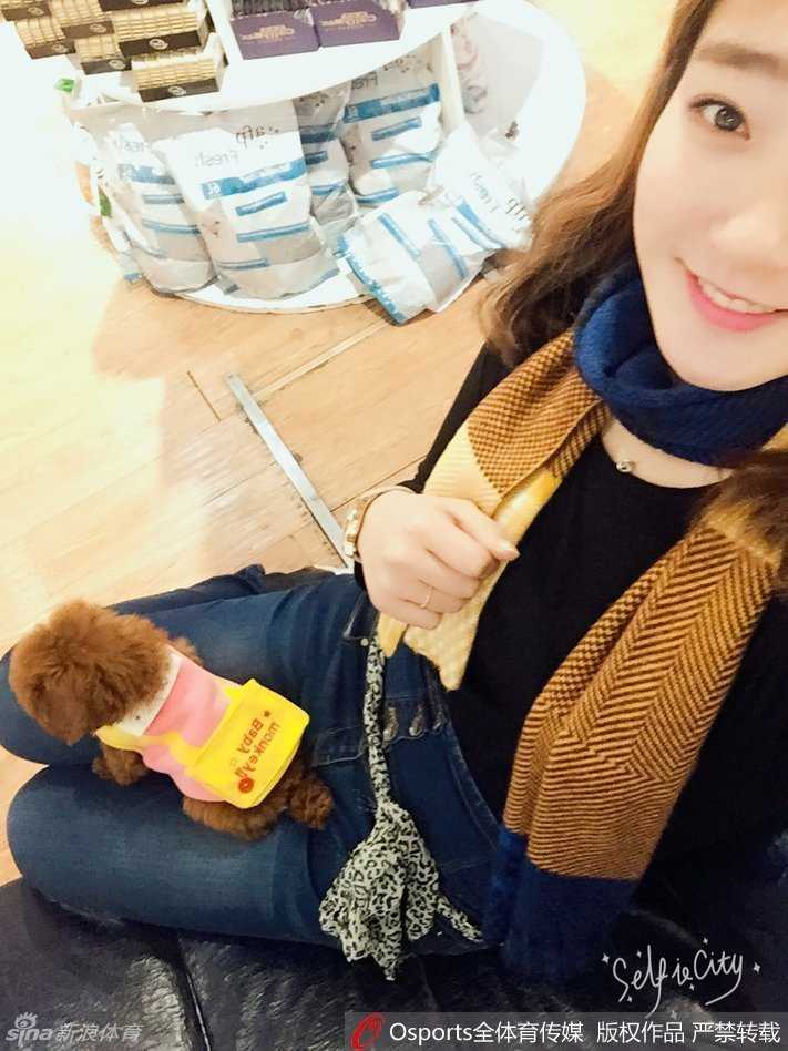 女篮王牌的另一面:李梦怀抱爱犬,赛场下的温柔时光 镜头下的李梦眼神清澈,带着一丝俏皮,与怀中小泰迪懵懂的表情相映成趣,仿佛两个彼此信任的好朋友