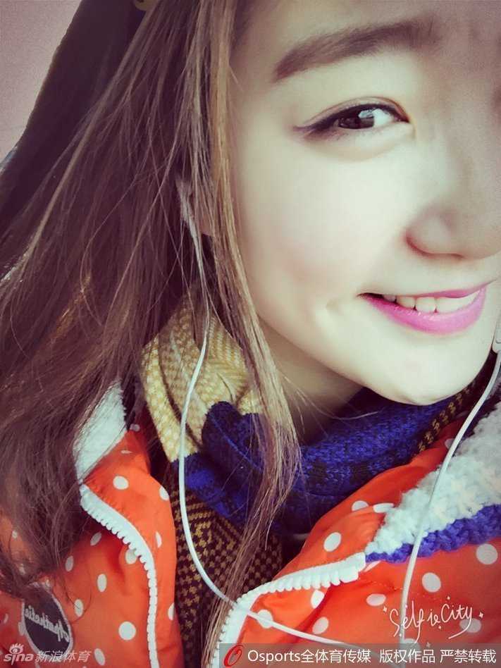 女篮王牌的另一面:李梦怀抱爱犬,赛场下的温柔时光 怀中的小泰迪似乎也很享受与主人的亲密时光,李梦低头凝视着它,眼神中满是宠溺,构成了一幅岁月静好的画面