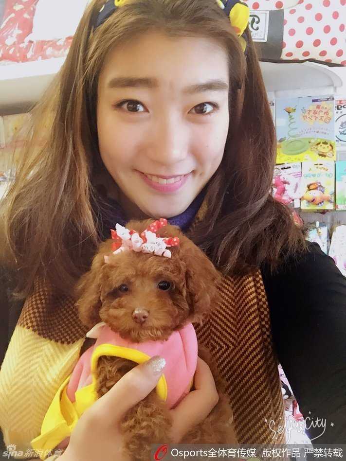 女篮王牌的另一面:李梦怀抱爱犬,赛场下的温柔时光 阳光洒在李梦洋溢着笑容的脸上,她亲昵地搂着怀中乖巧的泰迪犬,画面温馨得仿佛能融化所有坚冰