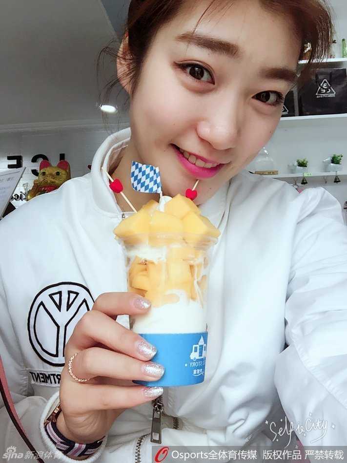 女篮王牌的另一面:李梦怀抱爱犬,赛场下的温柔时光 即便是简单的日常自拍,李梦也能拍出明信片般的质感,背景虚化中,隐约能看到她与爱犬互动时的温柔神情