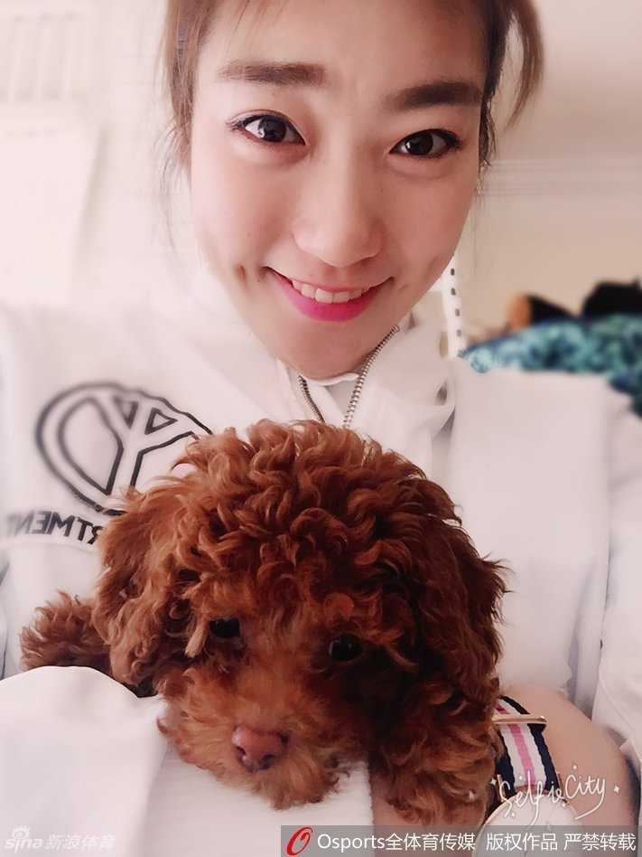 女篮王牌的另一面:李梦怀抱爱犬,赛场下的温柔时光 李梦将小泰迪轻轻举起,脸上绽放出明艳动人的自拍笑容,这一刻她不是球场上的明星,只是一个享受生活的阳光女孩