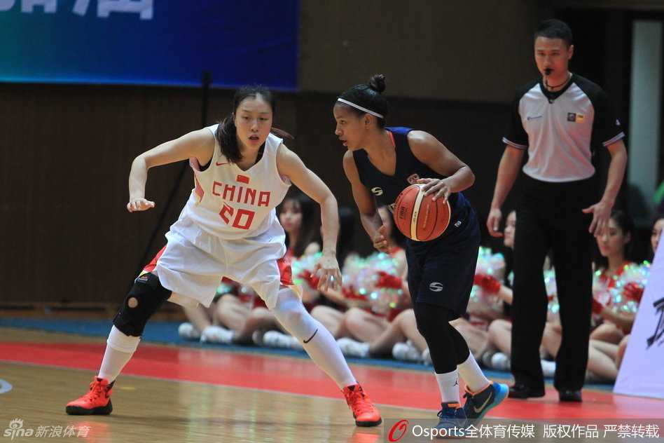 在震耳欲聋的欢呼声中，女篮队员们手牵小球童，眼神坚定地踏入赛场，这场激烈的开场仪式预示着又一场荣誉之战即将打响。