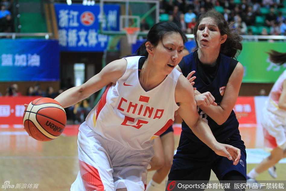 面对高大防守队员的封盖，女篮队员毫无惧色，她压低重心，利用节奏变化持球摆脱，试图撕裂对手的双人联防防线。