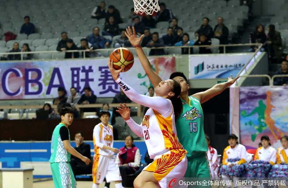 女篮联赛第二十三轮烽烟录:京城逆转天山 豫军狂胜黑土 八一女篮队长露雯在山西队严防下依然果断跳投,眼神坚毅展现女篮精神
