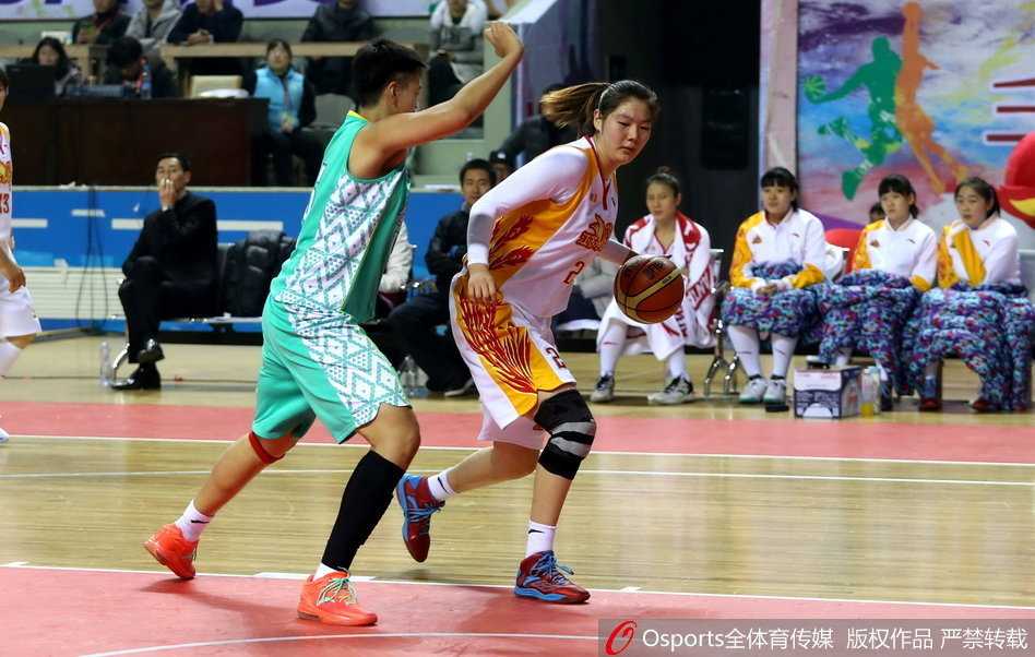 女篮联赛第二十三轮烽烟录:京城逆转天山 豫军狂胜黑土 河南女篮核心黄品蓁持球快速突破黑龙江防线,眼神中充满进攻的坚定与自信