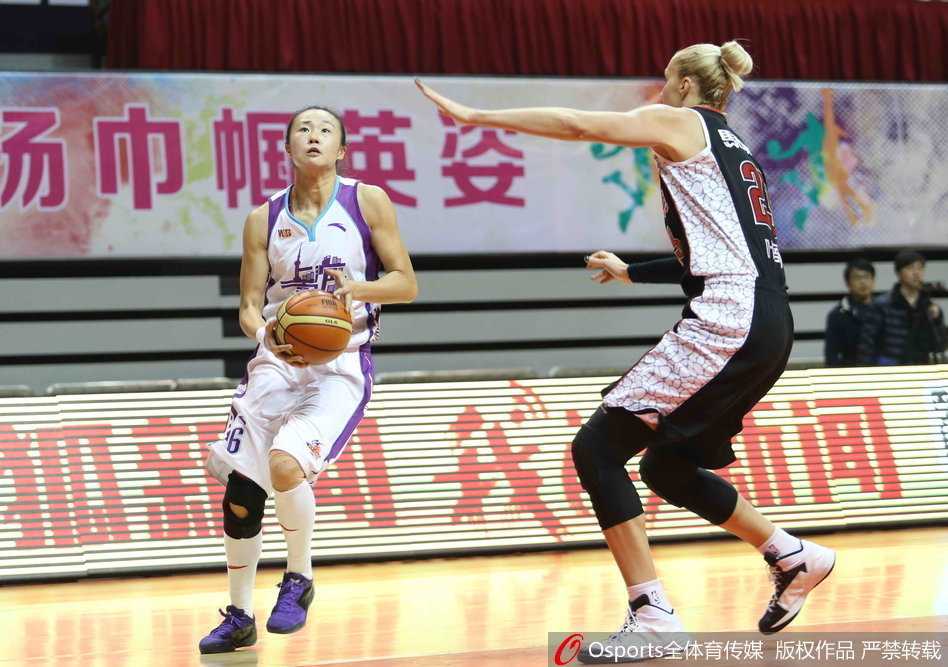 女篮联赛第二十三轮烽烟录:京城逆转天山 豫军狂胜黑土 河南女篮外援帕克在黑龙江队员头顶单手抛投,展现强大内线统治力的瞬间