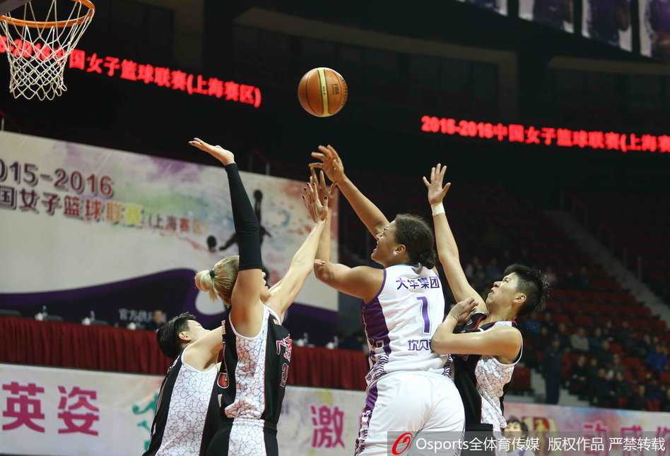 女篮联赛第二十三轮烽烟录:京城逆转天山 豫军狂胜黑土 北京女篮外援福尔斯在新疆队内线群中强势摘得篮板,奠定逆转基础的霸气瞬间