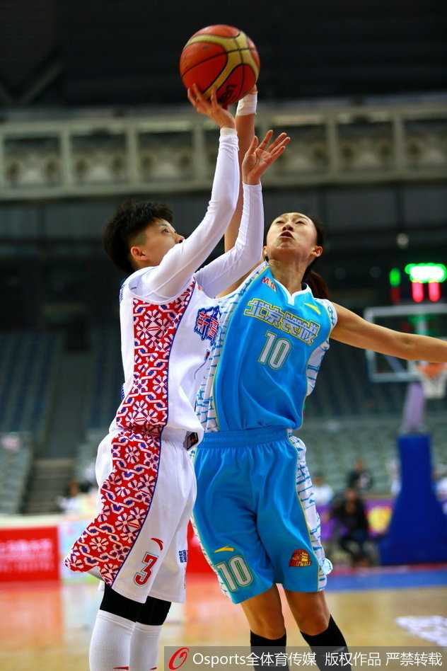 女篮联赛第二十三轮烽烟录:京城逆转天山 豫军狂胜黑土 北京女篮将士在乌鲁木齐客场全神贯注,最后一节发动潮水般反击的紧张瞬间