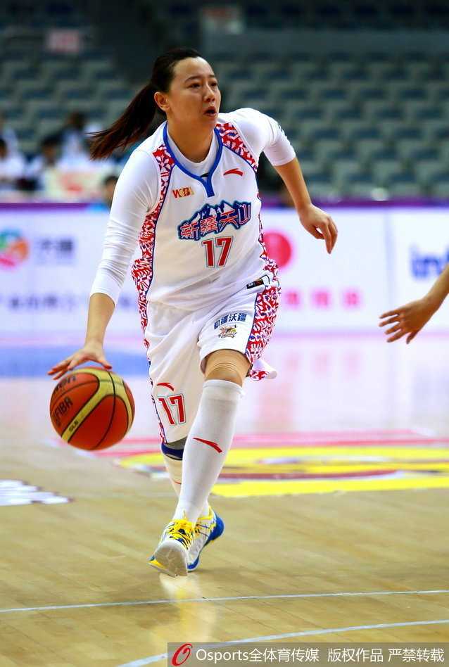 女篮联赛第二十三轮烽烟录:京城逆转天山 豫军狂胜黑土 上海队强力外援坎贝奇在广东内线轻松勾手,庞大身躯与柔和手感形成鲜明对比