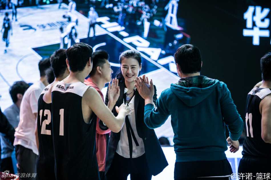 许诺身穿时尚便装参加综艺节目录制，与男篮球员孟达、买尔丹同台互动，笑容明媚自信