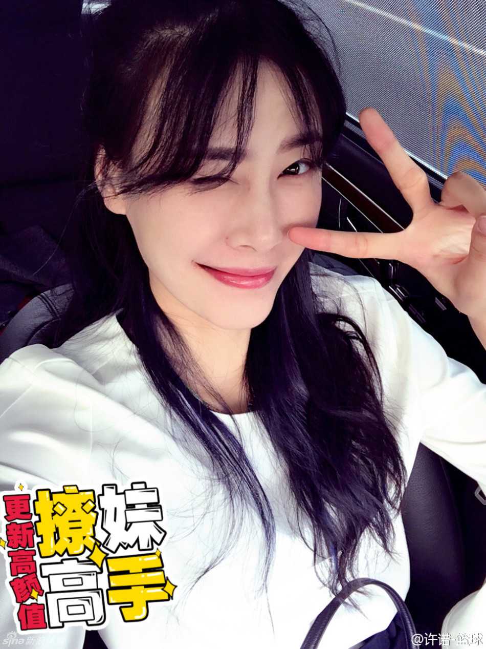 江苏女篮队员许诺最新微博生活照曝光，身穿休闲装气质清新，彰显运动员之外的时尚魅力