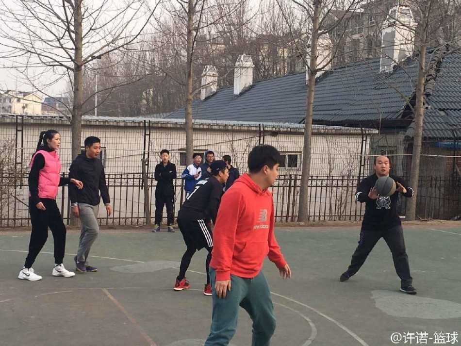 女篮颜值担当许诺约战邓超俞白眉 球场秒变粉丝见面会 球局结束后,许诺、邓超与在场的球友们聚在一起拍摄大合影,大家肩搭着肩,笑容满面,记录下这充满汗水与欢笑的珍贵时刻。