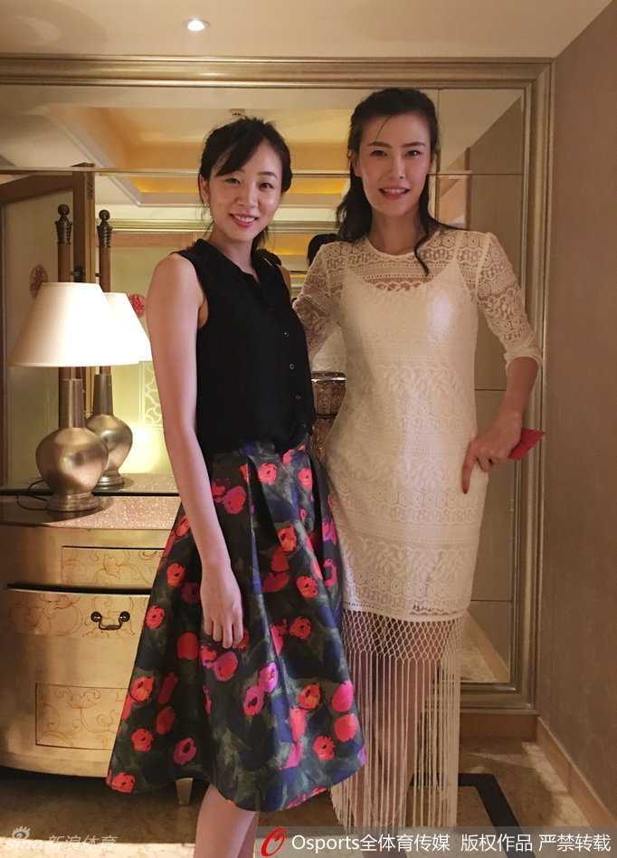 女篮颜值担当赵爽与许诺同框,“娘家人”阵营留下温馨瞬间 赵爽与许诺在“娘家人”阵营中同席而坐,两人亲密耳语交流