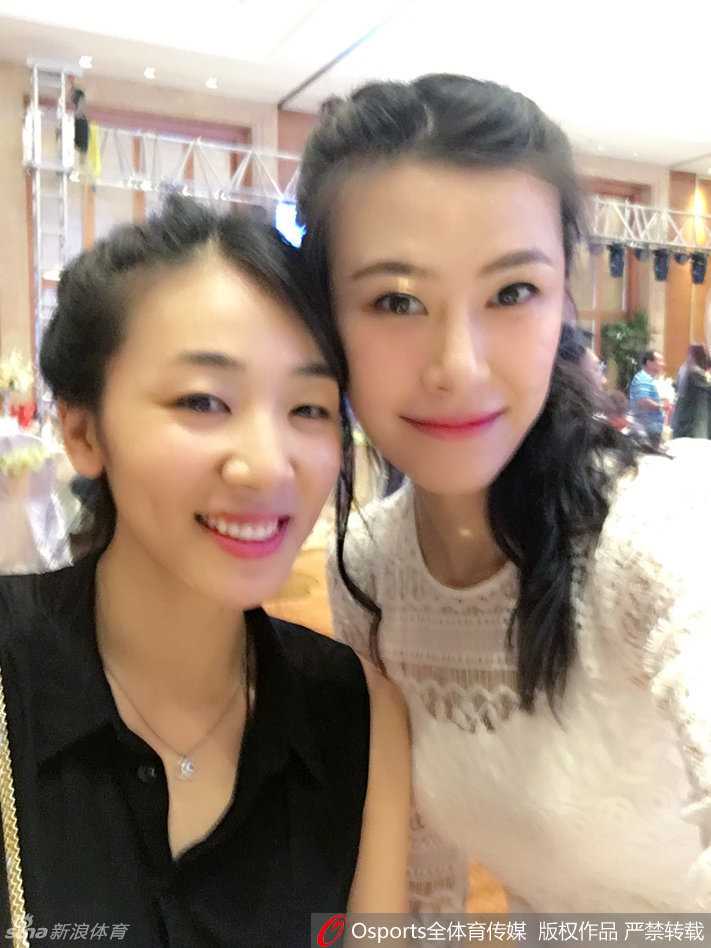 女篮颜值担当赵爽与许诺同框,“娘家人”阵营留下温馨瞬间 赵爽迈着修长美腿走上舞台,手持手机准备记录台下欢乐瞬间