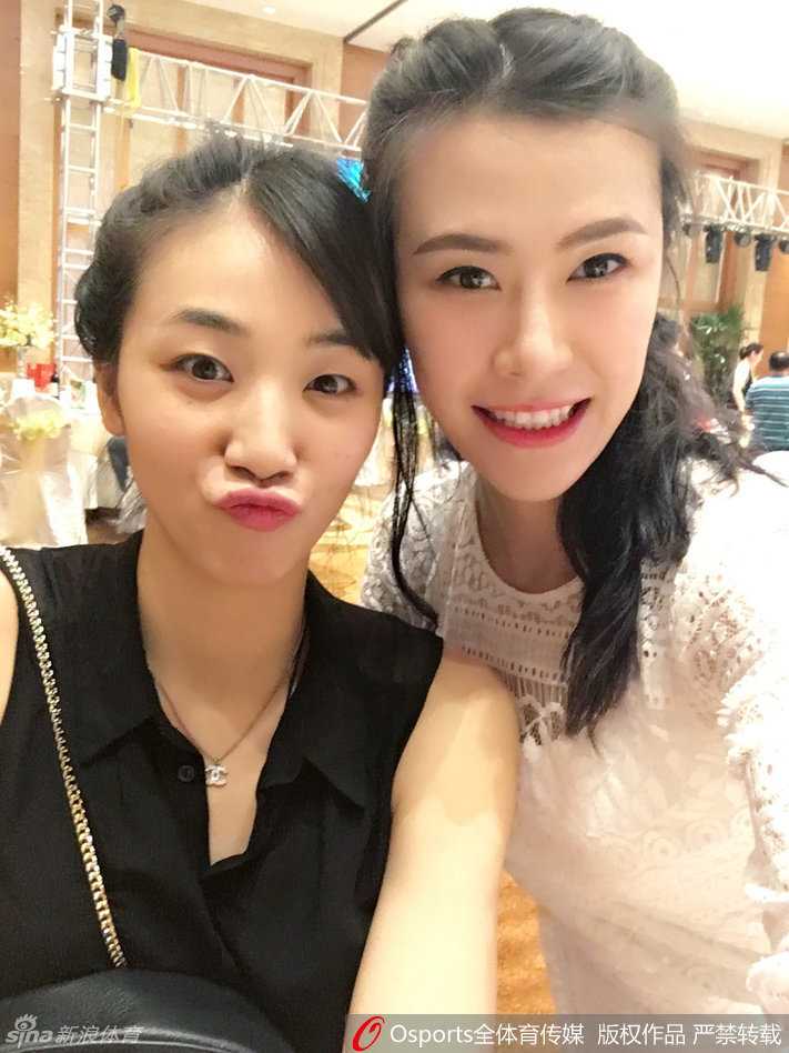 女篮颜值担当赵爽与许诺同框,“娘家人”阵营留下温馨瞬间 赵爽摆弄造型展示修长身材,笑容治愈充满自信