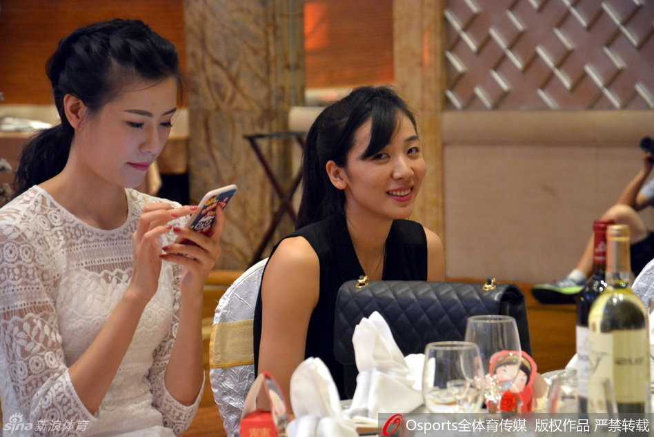 女篮颜值担当赵爽与许诺同框,“娘家人”阵营留下温馨瞬间 活动尾声赵爽与许诺一起向观众挥手,笑容温暖画面养眼