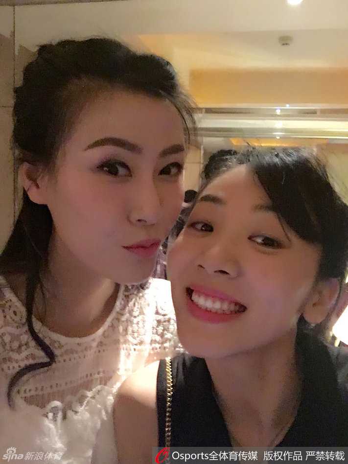 女篮颜值担当赵爽与许诺同框,“娘家人”阵营留下温馨瞬间 赵爽在镜头前尽情展示俏皮一面,嘟嘴卖萌表情多变