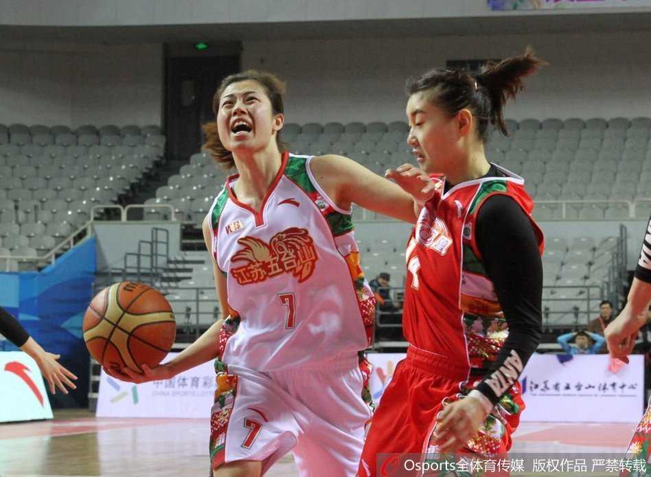 山西外援玛雅·摩尔运球推进，她眼神锐利望向队友，辽宁队两名防守球员形成夹击之势，空气中弥漫着紧张气息。