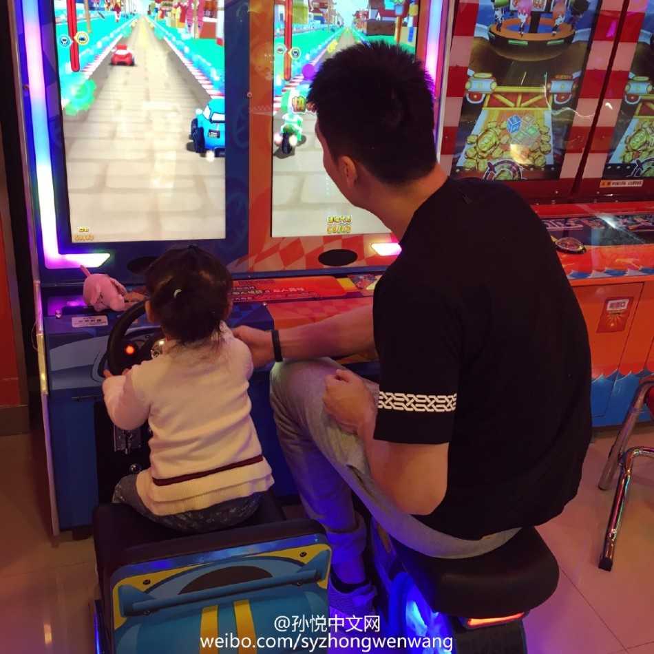 奶爸孙悦的暖心陪伴与蜕变:那些与小月亮有关的温柔时光 阳光洒在泳池边,身高两米零五的孙悦化身女儿的守护神,他小心翼翼地将小月亮抱在怀中,眼神里满是藏不住的宠溺,仿佛拥抱着全世界最珍贵的宝物。