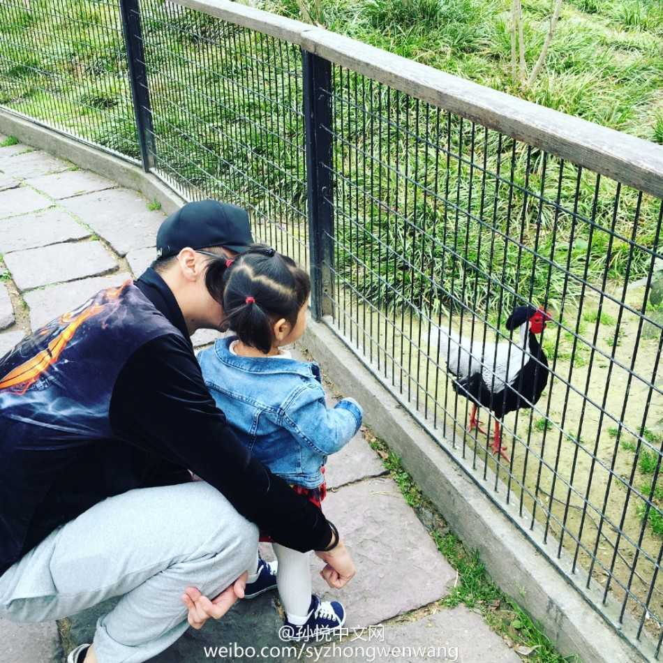 奶爸孙悦的暖心陪伴与蜕变:那些与小月亮有关的温柔时光 泳池里水花四溅,小月亮坐在色彩鲜艳的卡通泳圈上,孙悦则化身人肉助推器,一边拖着泳圈前行,一边低头温柔地亲吻女儿柔软的发顶,画面里流淌着无尽的温情。