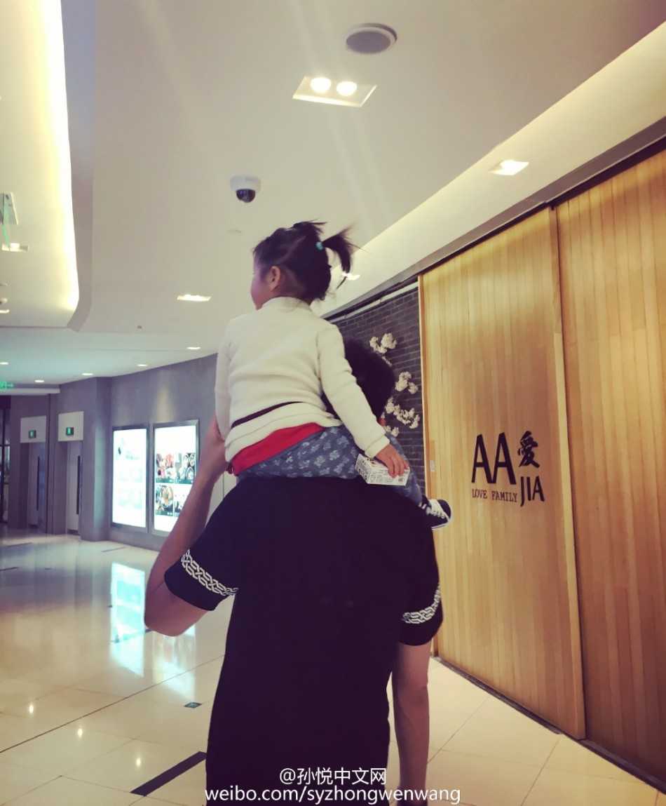 奶爸孙悦的暖心陪伴与蜕变:那些与小月亮有关的温柔时光 午后的休闲时光,孙悦戴着墨镜尽显酷爸本色,怀中的小月亮穿着可爱的碎花裙,好奇地打量着镜头,父女俩同框的画面既有型格又有爱意,反差感十足。