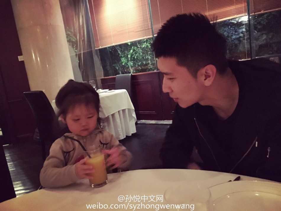 奶爸孙悦的暖心陪伴与蜕变:那些与小月亮有关的温柔时光 孙悦惬意地坐在遮阳伞下休息,小月亮则乖巧地坐在父亲身边,自己动手享受着美味的食物,孙悦的目光始终温柔地追随着女儿的一举一动,享受着这片刻的宁静与美好。