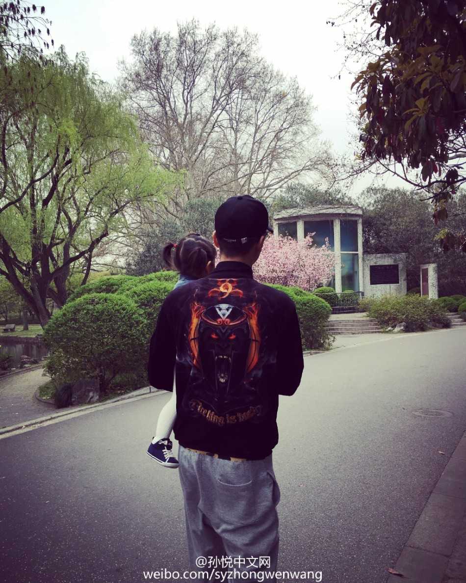 奶爸孙悦的暖心陪伴与蜕变:那些与小月亮有关的温柔时光 小小年纪的“小月亮”坐在五彩斑斓的海洋球池中,如同一个落入凡间的小精灵。她手里拿着一个海洋球,眼神纯净而好奇,身后的名牌卡片上用拼音写着“yue liang”,记录着她最初的成长印记。