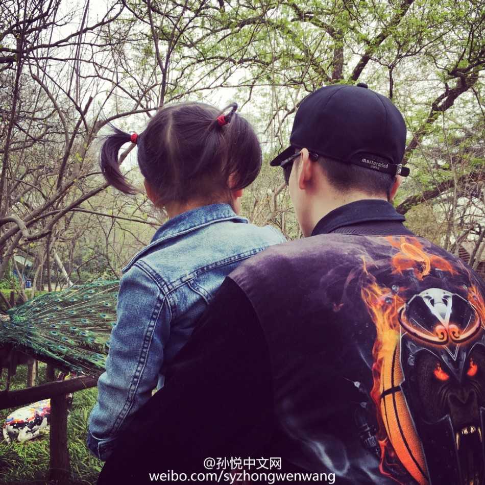 奶爸孙悦的暖心陪伴与蜕变:那些与小月亮有关的温柔时光 陈设温馨的餐厅里,小月亮坐在专属的婴儿椅上,面对满桌的美食,她露出天真无邪的笑容。孙悦坐在一旁,温柔地注视着女儿,仿佛在欣赏世界上最美好的风景,这一刻,他不是球星,只是一名普通的骄傲父亲。