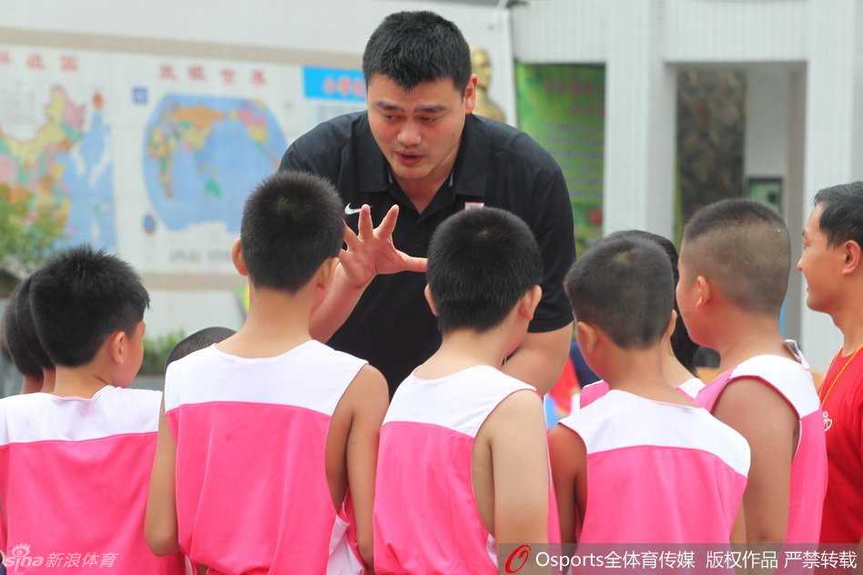 面对众多围观群众的热切目光，姚明在台前正式致辞，感谢各方支持并呼吁大家共同助力公益事业。