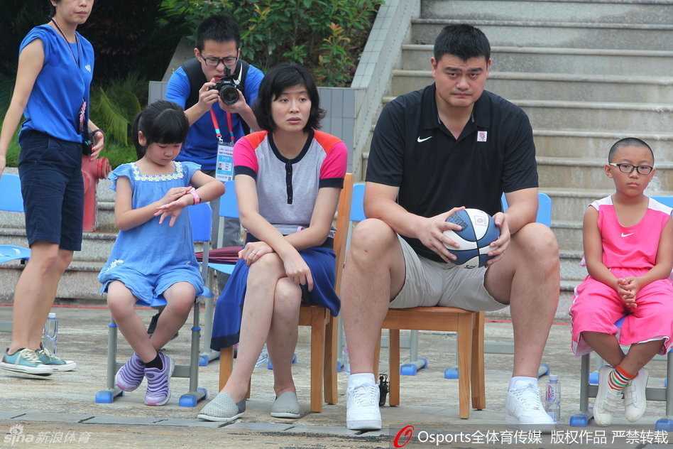 魔术队扣将阿隆-戈登领衔众美国球星现身球场，他高大的身影瞬间成为孩子们眼中的焦点，现场气氛热烈。