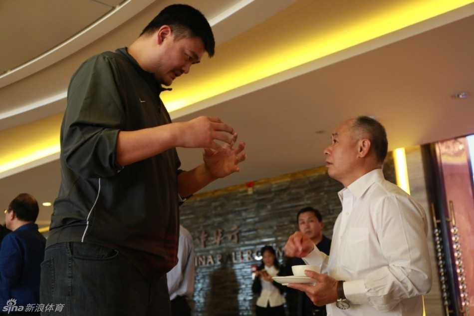 姚明牵头共谋大计 CBA投资人太原会议开启管办分离破冰之旅 中国篮坛传奇巨星姚明与“体操王子”李宁在会场内握手交谈,两人巨大的身高差构成了一幅有趣的画面,李宁仰头望向姚明,相谈甚欢。